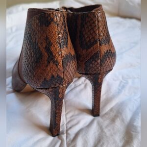 8M Vince Camuto “Sindarah” Pointed Toe Booties–Snakeskin Embossed New Open Box